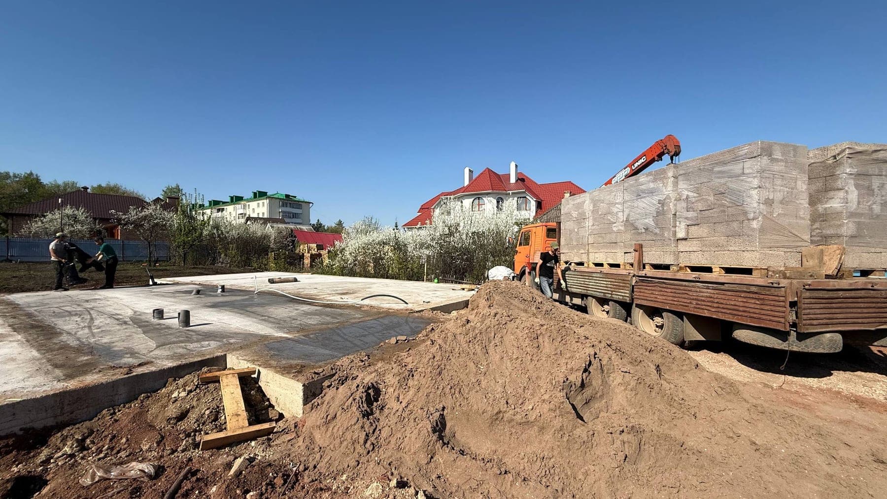 Монолитная плита готова, на участок пришла первая партия керамзитоблока. С этого момента стройка становится видимой.
